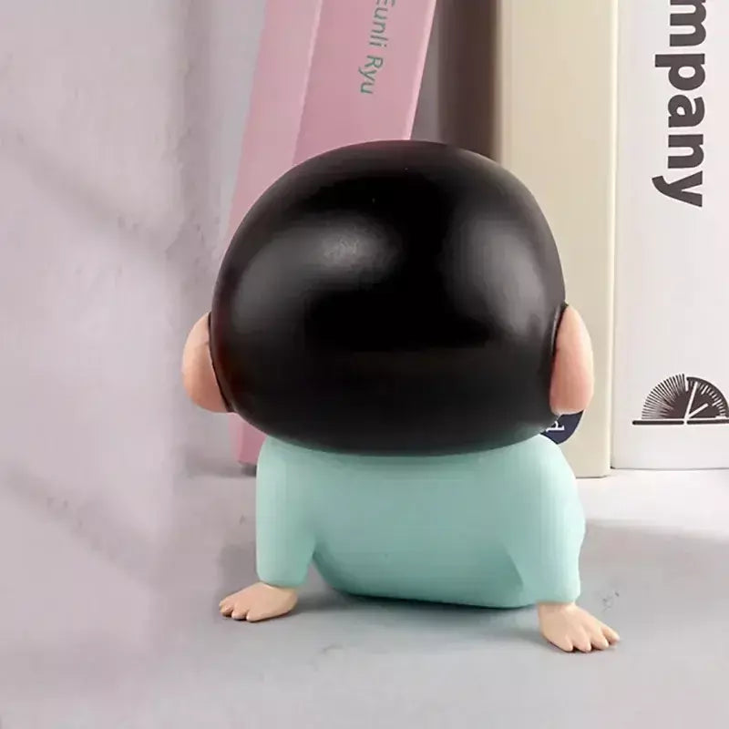 Crayon shin-chan figuras suporte do telefone kawaii anime ornamentos de mesa dos desenhos animados assistindo tv telefone suporte bonito boneca decorações
