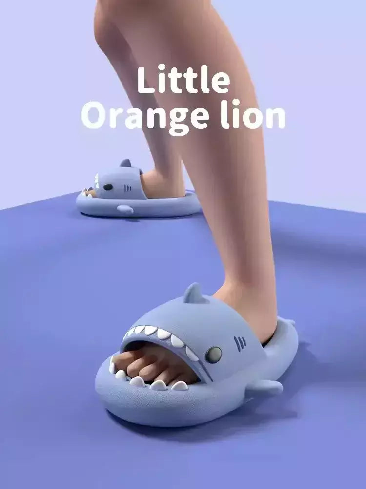Chinelos de tubarão dos desenhos animados para homens e mulheres, slides internos do banheiro, moda casal, sapatos baixos, sandálias, EVA suave, chinelos de praia, verão