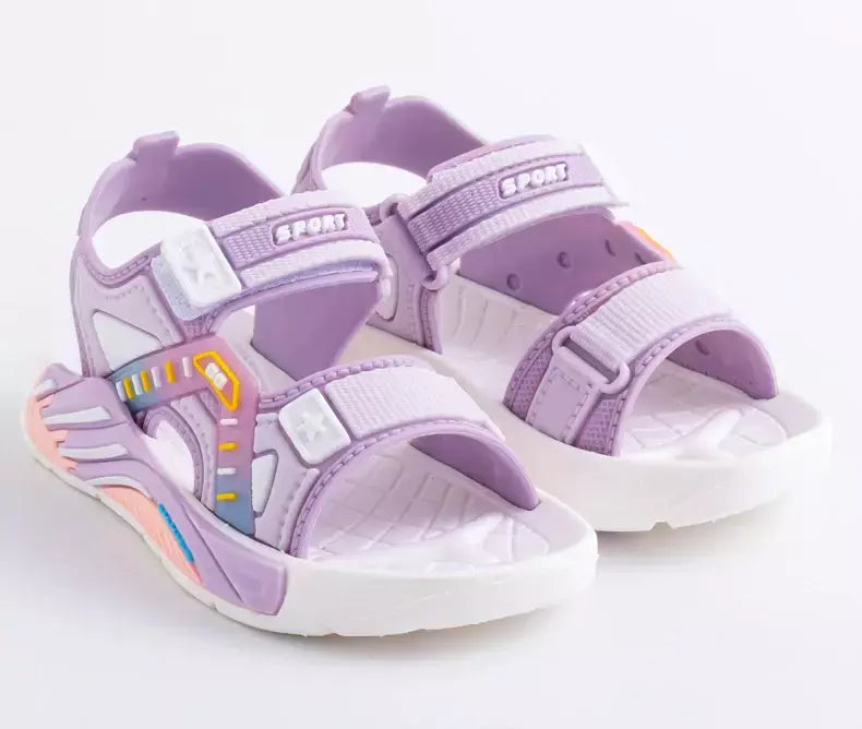 Um par de sandálias infantis de verão unissex com fundo macio sapatos casuais de praia para estudantes da escola primária