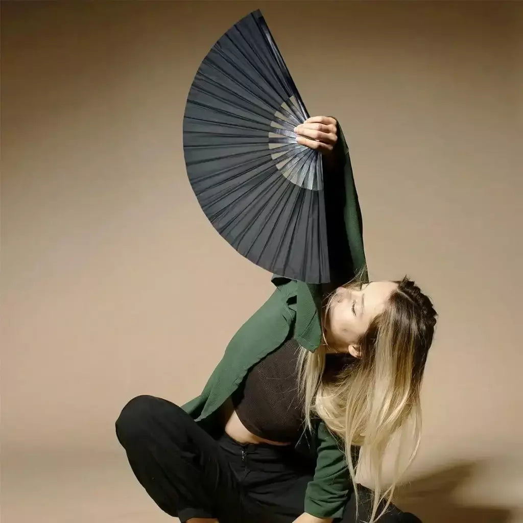 Ventilador dobrável de bambu preto, forte resistência, não é fácil de quebrar, adequado para resfriar no verão, presentes para família e amigos