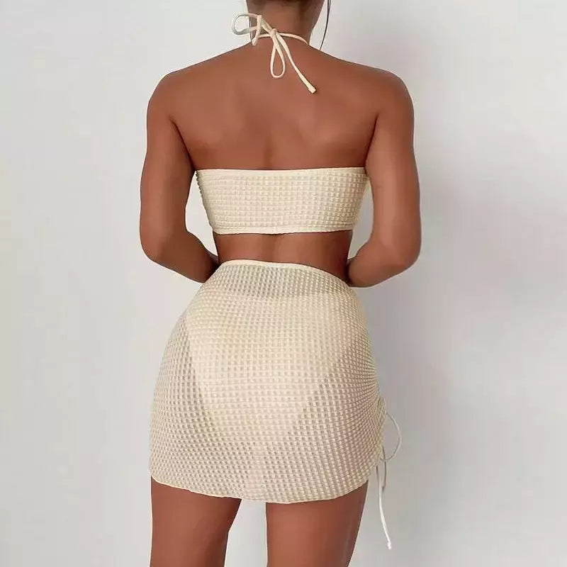 Terno de biquíni sexy cor bege para mulheres, roupa de banho com pescoço pendurado, saia de corda feminina, roupa de praia 3 peças