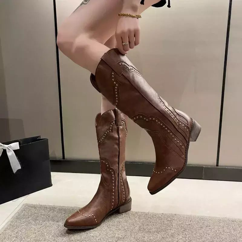 Botas góticas cravejadas para mulheres, joelho alto, couro curto, salto baixo, vaqueiro ocidental, designer de luxo, sapatos de rock novos, vintage, ocidental, 2024