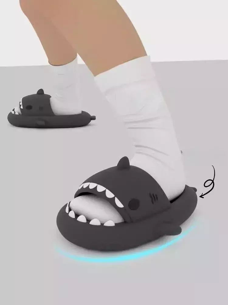 Chinelos de tubarão dos desenhos animados para homens e mulheres, slides internos do banheiro, moda casal, sapatos baixos, sandálias, EVA suave, chinelos de praia, verão