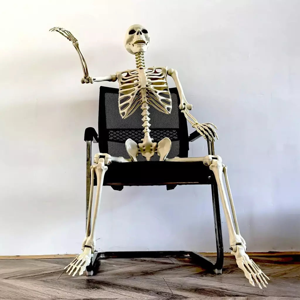 Esqueleto de halloween em tamanho real, esqueleto humano com articulações posáveis, resistente às intempéries, decoração de jardim, adereços fotográficos assustadores para feriados