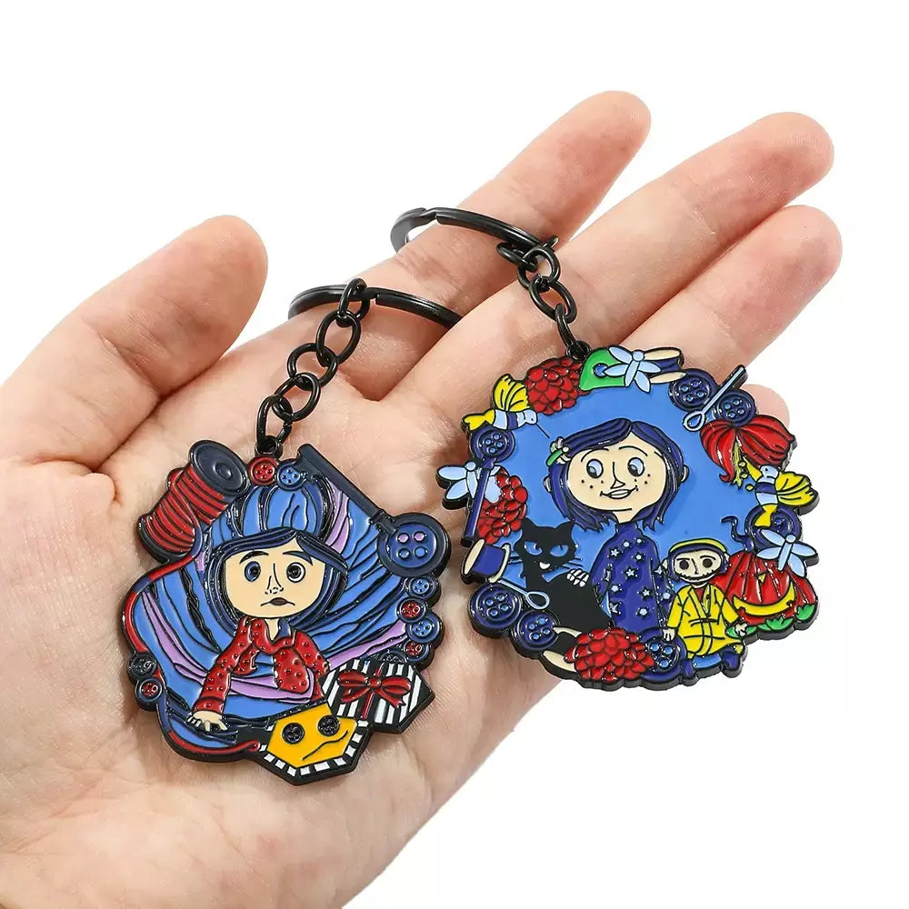 Figura de desenho animado Coraline e chaveiro de porta secreta, filme de anime emocionante de fantasia, pingente esmaltado, chaveiros, presentes de ornamento