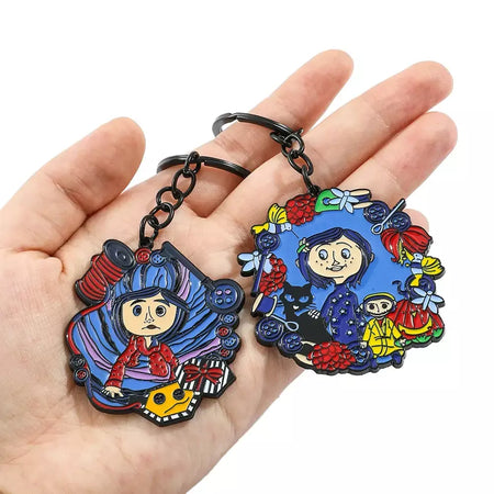 Figura de desenho animado Coraline e chaveiro de porta secreta, filme de anime emocionante de fantasia, pingente esmaltado, chaveiros, presentes de ornamento