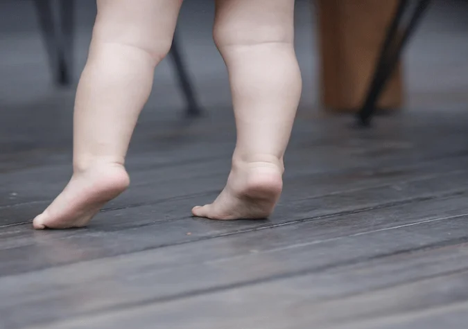 Sapatilhas para crianças, sapatos ortopédicos para crianças, ponta dos pés, suporte de tornozelo alto para caminhada, tênis de sola antiderrapante de fundo duro para meninas meninos pés chatos