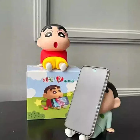 Crayon shin-chan figuras suporte do telefone kawaii anime ornamentos de mesa dos desenhos animados assistindo tv telefone suporte bonito boneca decorações