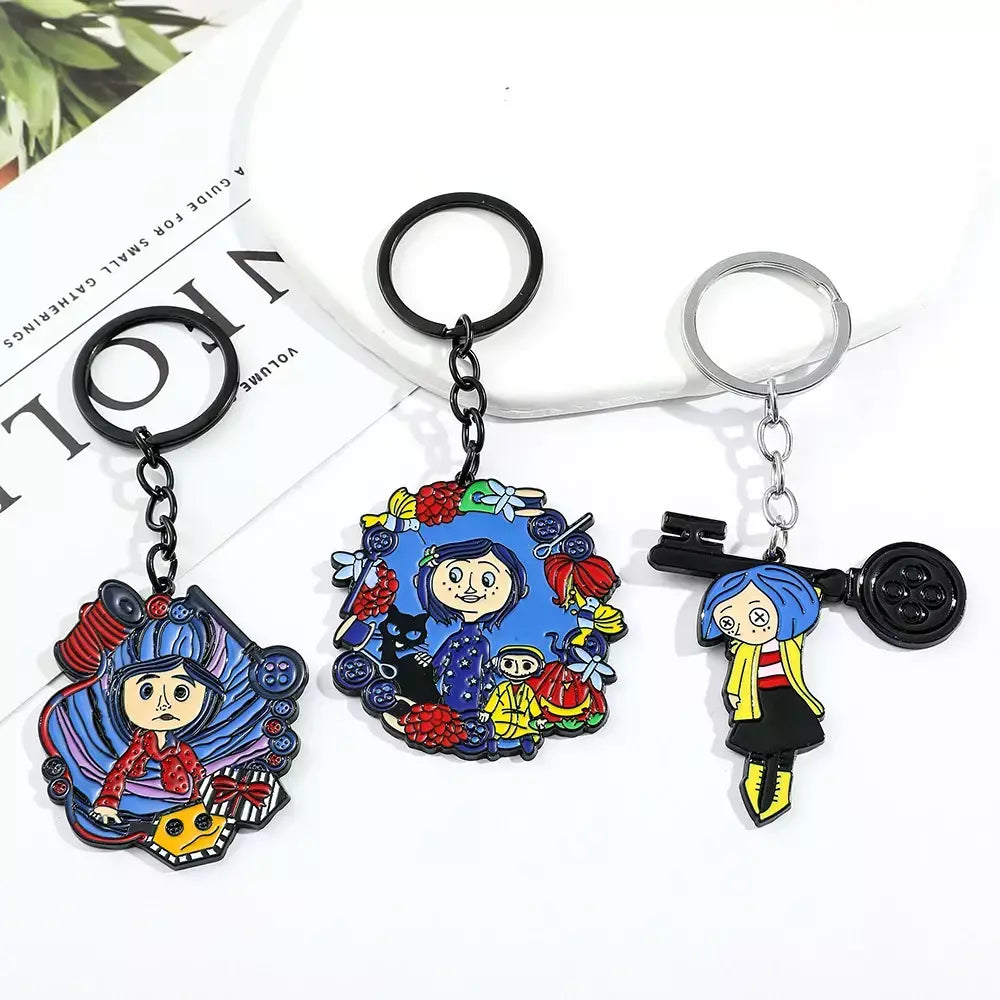 Figura de desenho animado Coraline e chaveiro de porta secreta, filme de anime emocionante de fantasia, pingente esmaltado, chaveiros, presentes de ornamento