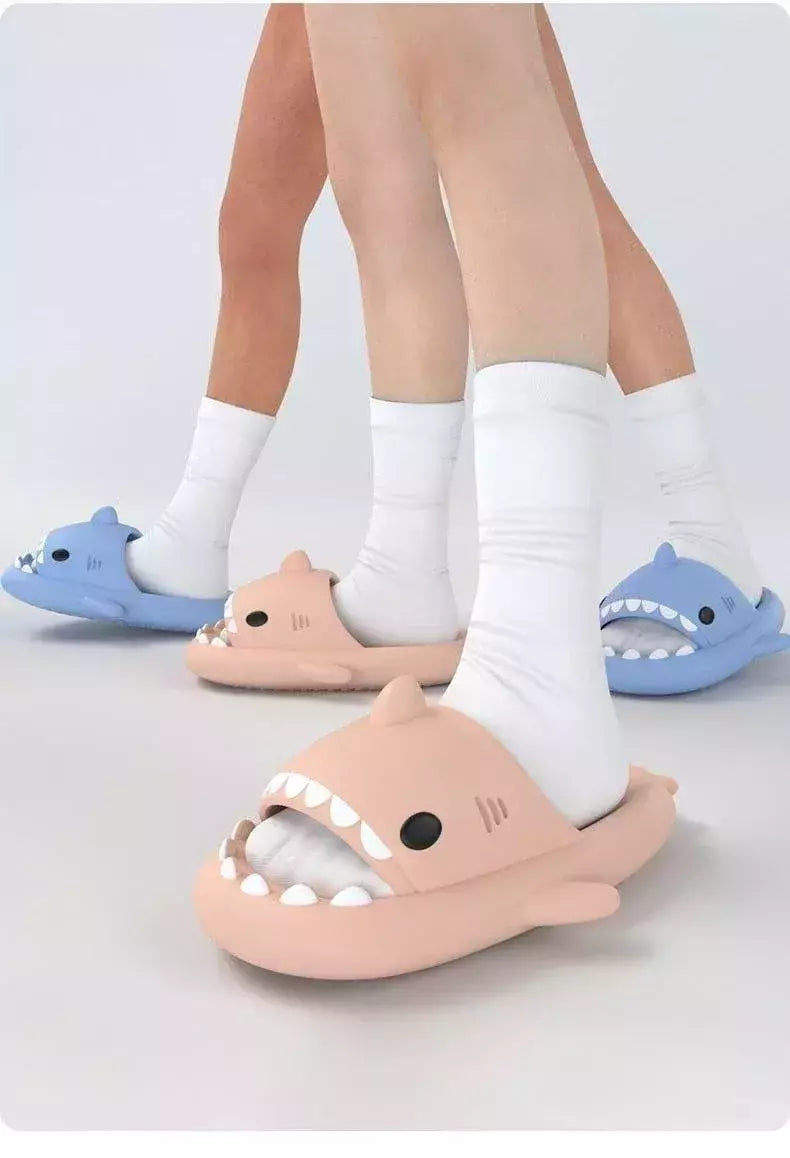 Chinelos de tubarão dos desenhos animados para homens e mulheres, slides internos do banheiro, moda casal, sapatos baixos, sandálias, EVA suave, chinelos de praia, verão