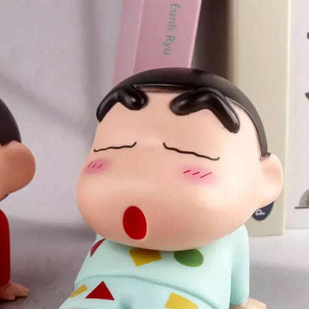 Crayon shin-chan figuras suporte do telefone kawaii anime ornamentos de mesa dos desenhos animados assistindo tv telefone suporte bonito boneca decorações