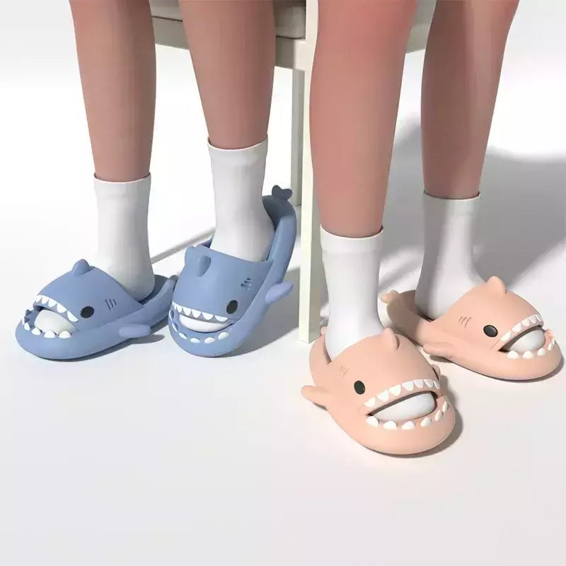 Chinelos de tubarão dos desenhos animados para homens e mulheres, slides internos do banheiro, moda casal, sapatos baixos, sandálias, EVA suave, chinelos de praia, verão
