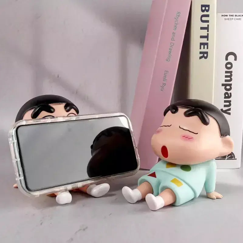 Crayon shin-chan figuras suporte do telefone kawaii anime ornamentos de mesa dos desenhos animados assistindo tv telefone suporte bonito boneca decorações