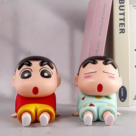Crayon shin-chan figuras suporte do telefone kawaii anime ornamentos de mesa dos desenhos animados assistindo tv telefone suporte bonito boneca decorações