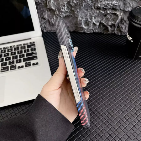 Luxuly Aplicável a Apple 17proMax meio pacote de fibra de carbono padrão capa de telefone móvel iPhone16 Kevlar fosco 15 capa protetora